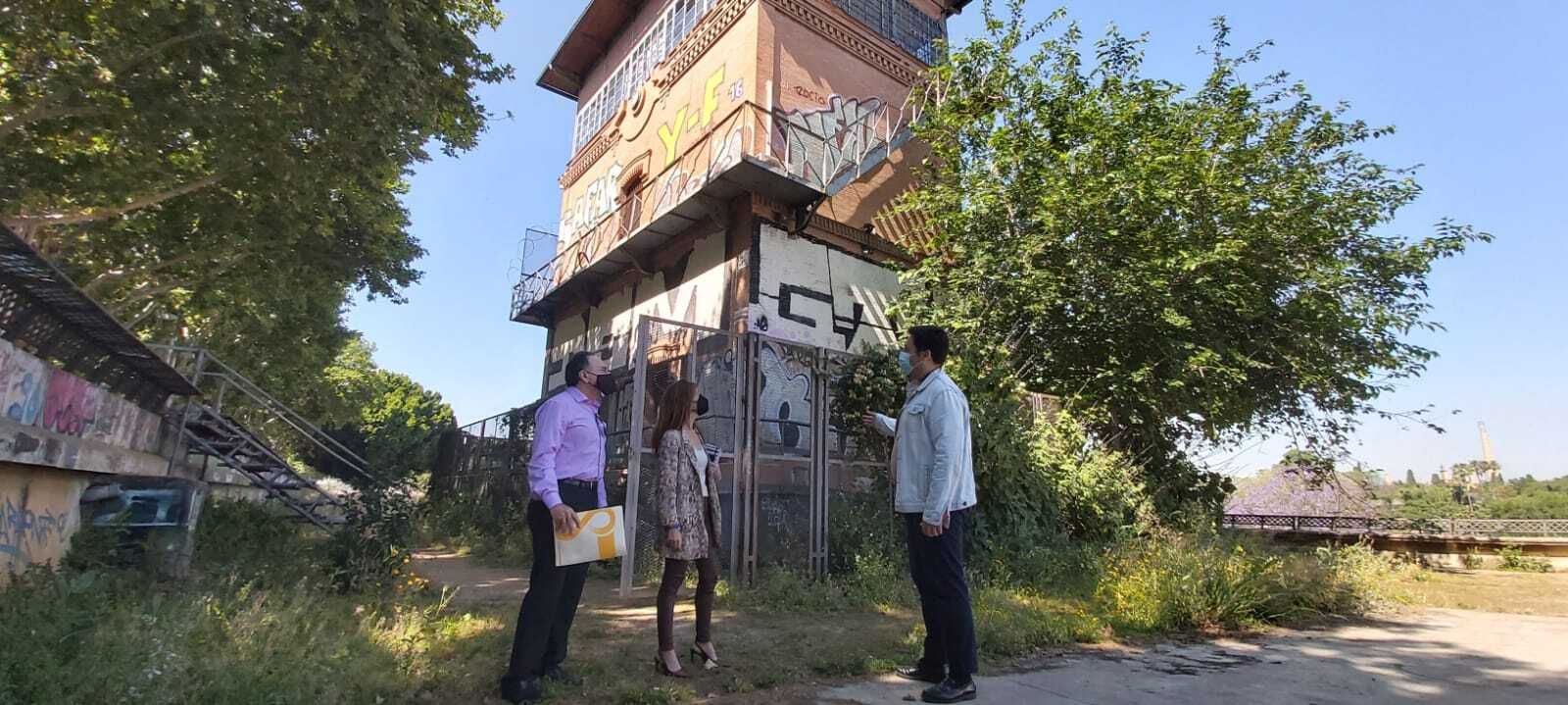 El exterior de la Torre de Agujas del Paseo Juan Carlos I se encuentra en un estado deplorable.