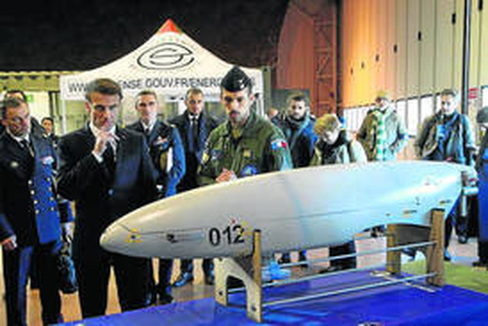 Emmanuel Macron visita la base aérea de Mont-de-Marsan.