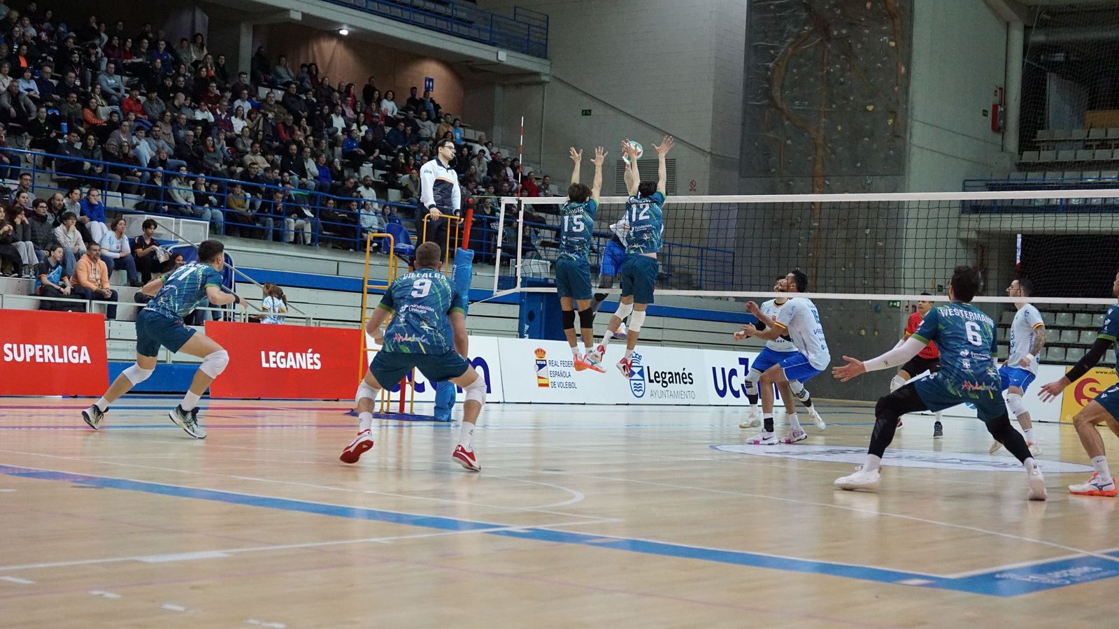 Dos jugadores del conjunto ahorrador ponen un bloqueo durante el encuentro disputado en Leganés.