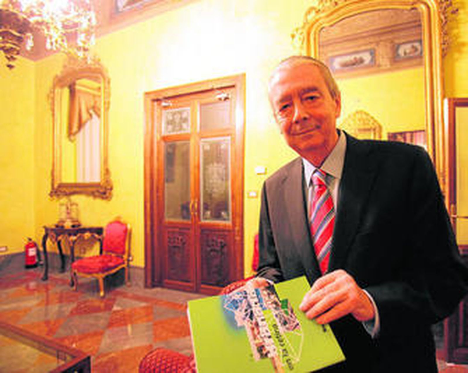 El autor del libro, ayer, antes de la presentación del libro.