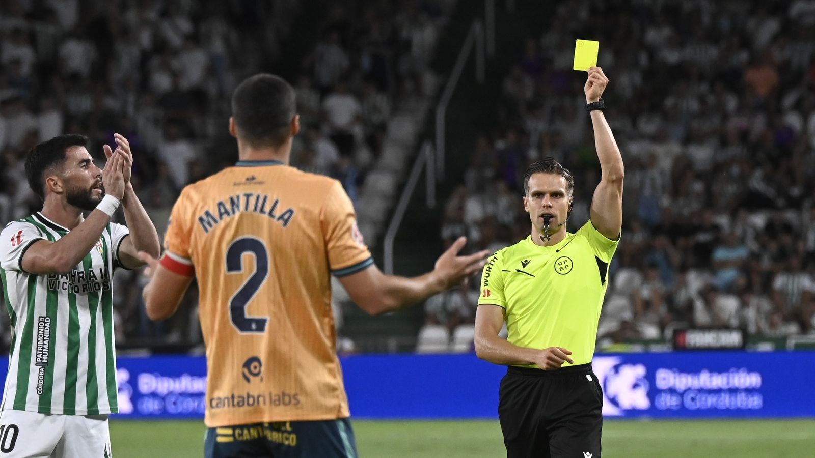 Carlos Muñiz Muñoz amonesta a Mantilla en el Córdoba CF - Racing de Santander de esta temporada en El Arcángel.