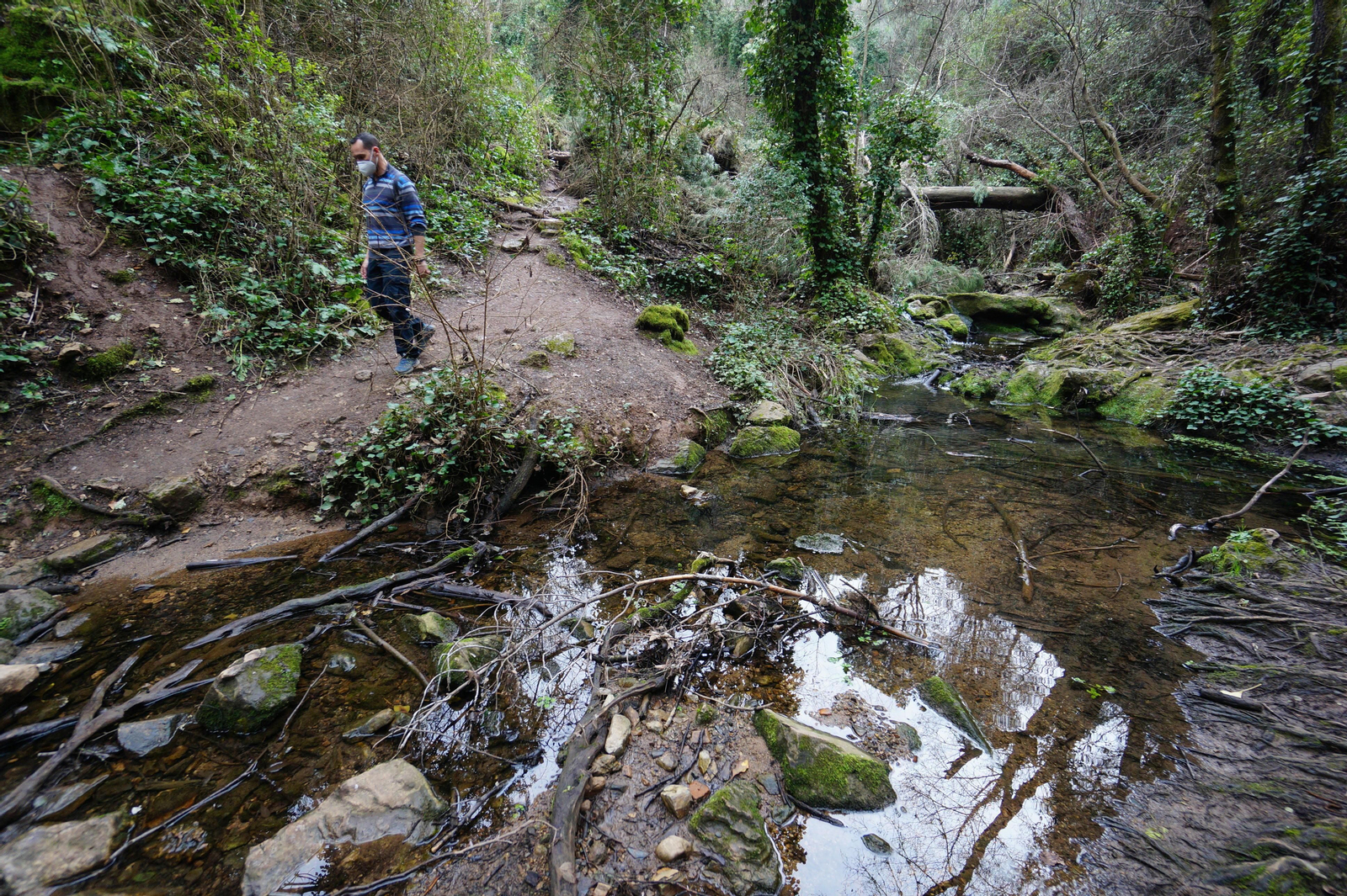 Un senderista junto al arroyo del Molino, en Córdoba capital.