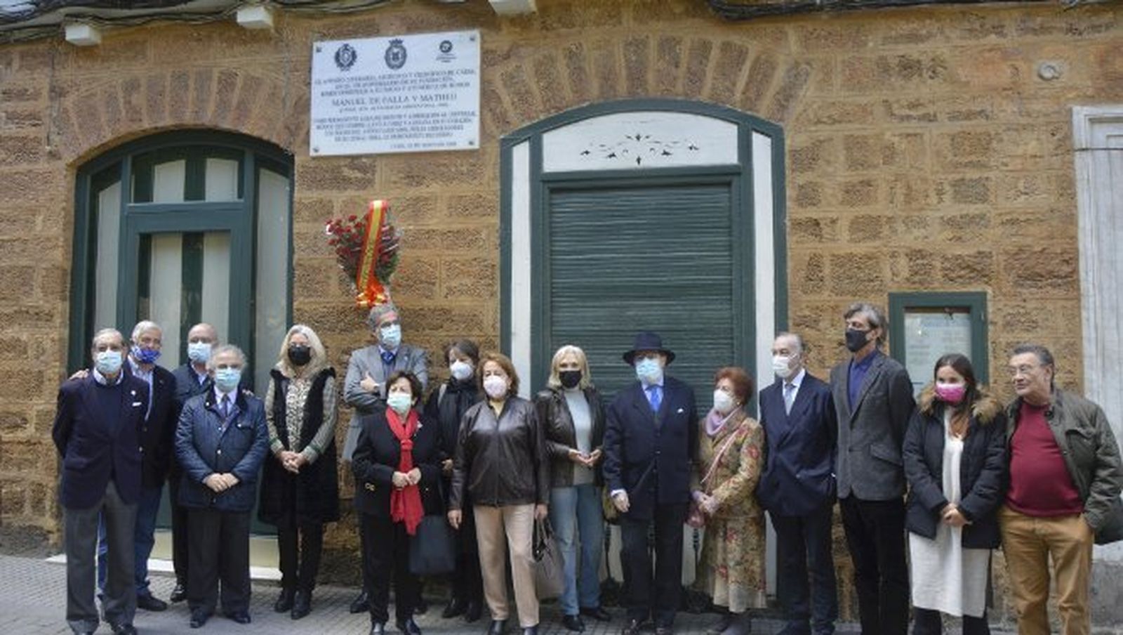 José Ramón Pérez, Diego Jiménez, José María Esteban, Mercedes Colombo, Paquita Lobato, José Almenara, Elena Falla, Carolina Camacho, Ignacio Moreno, Olimpia Martín Fondevila y Fernando Sánchez, entre otros, durante la ofrenda floral en la casa del músico Manuel de Falla.