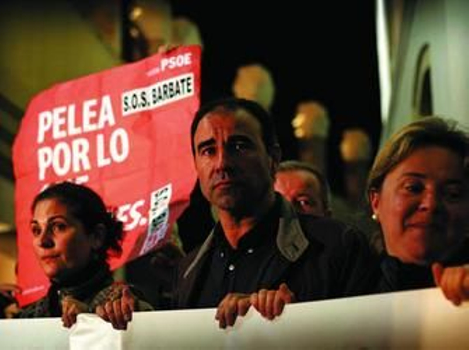 El alcalde socialista Rafael Quirós ante las puertas del Palacio de Congresos de Cádiz, anoche, antes de comenzar el mítin de González, Chaves y Griñán.