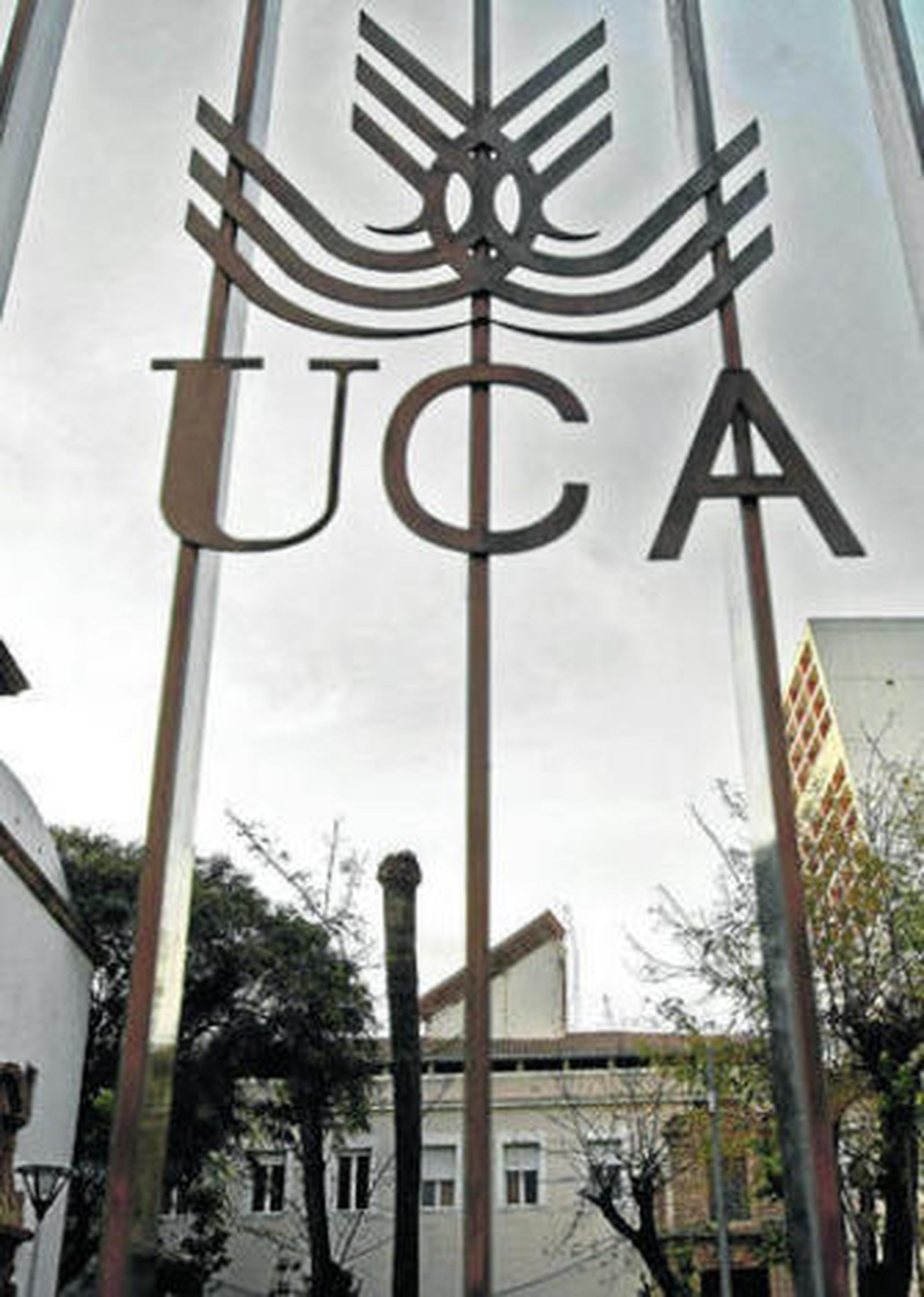 El logotipo de la Universidad de Cádiz, a la entrada del CTC, junto a la Facultad de Medicina.