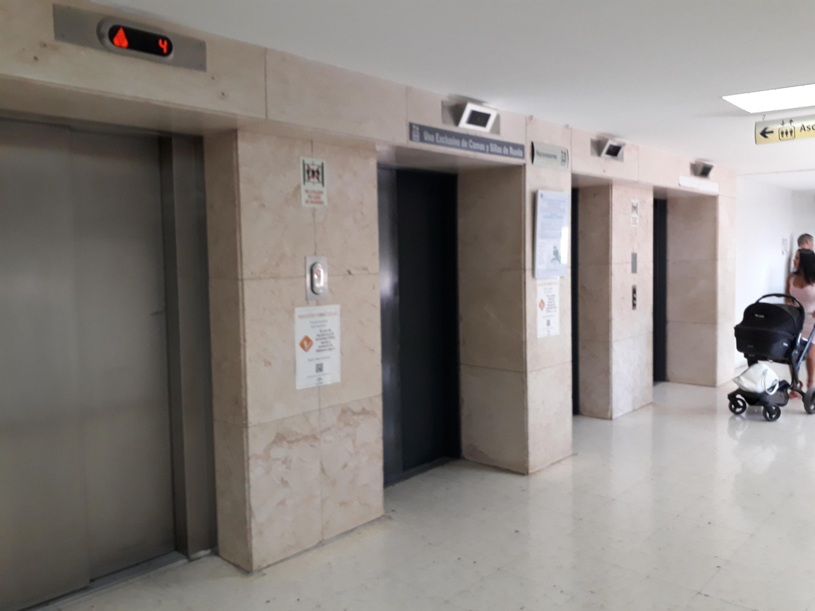 Los ascensores funcionando, en imagen de ayer.