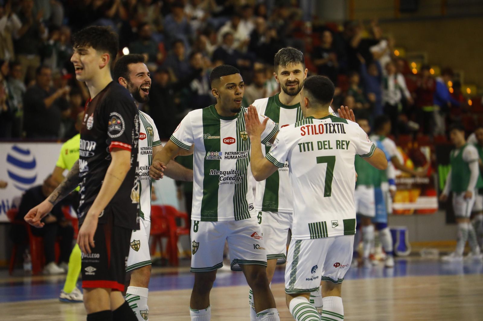 Las mejores fotos del ambiente en Vista Alegre para el Córdoba Futsal - Noia