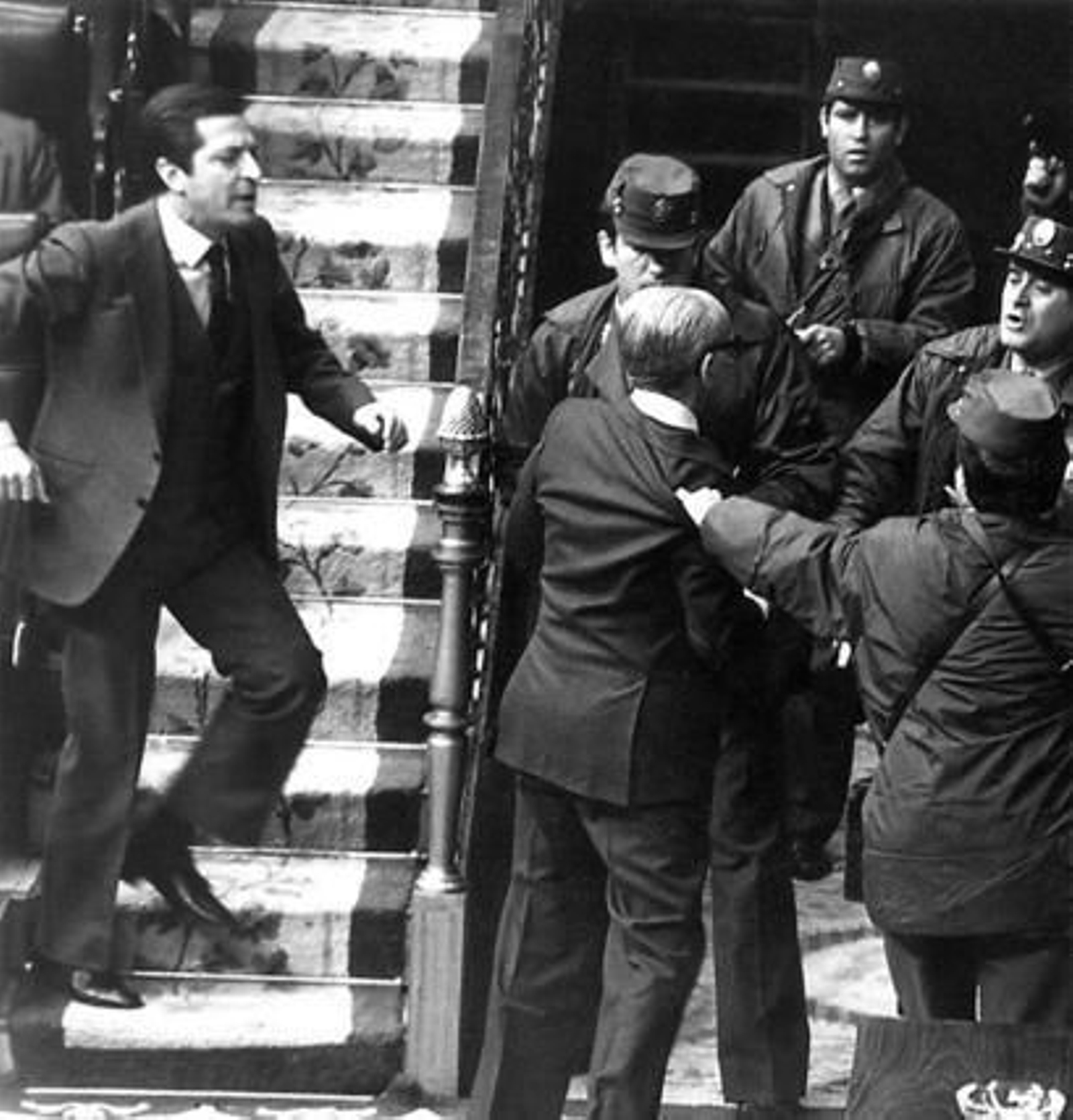 El vicepresidente y teniente general Manuel Gutiérrez Mellado es zarandeado por un grupo de guardias civiles, mientras el presidente Adolfo Suárez (i) intenta socorrerle.

Foto: EFE