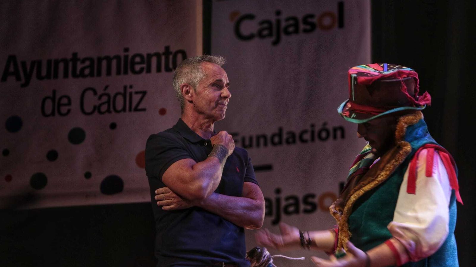 Fernandi en un cameo con la comparsa de la que es coautor.