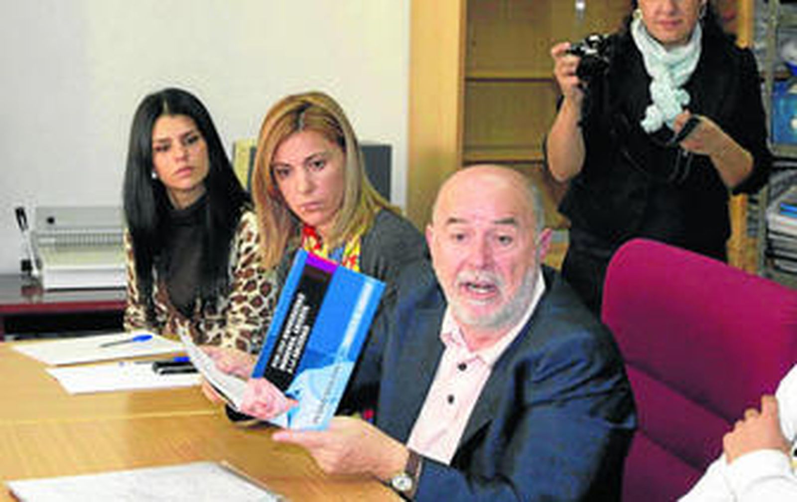 Pedro Molina expone los puntos más destacados de su programa a los alumnos