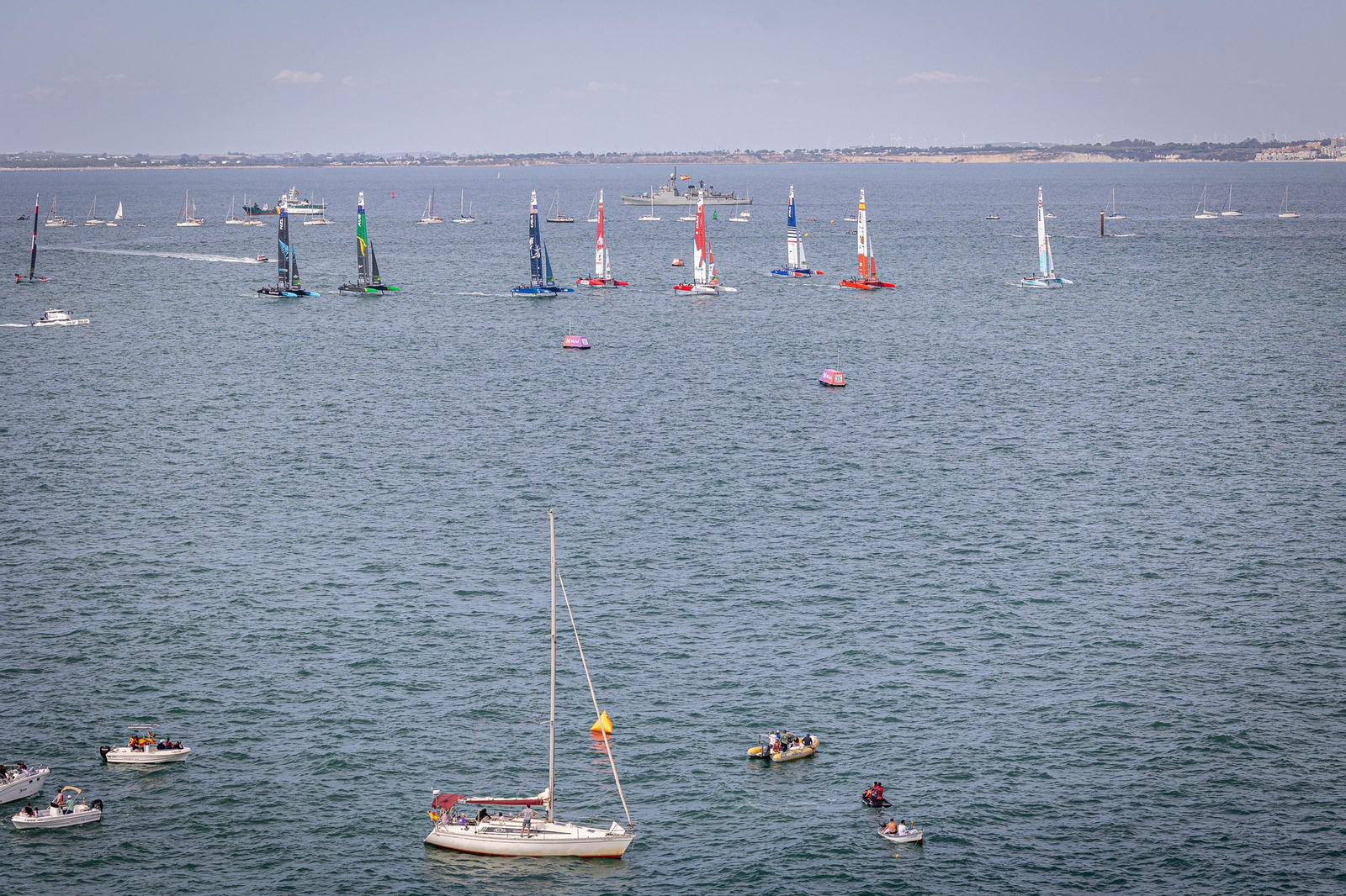Búscate en SailGP Cádiz: La ciudad disfruta del ambiente del domingo con las actividades, las carreras y los bares