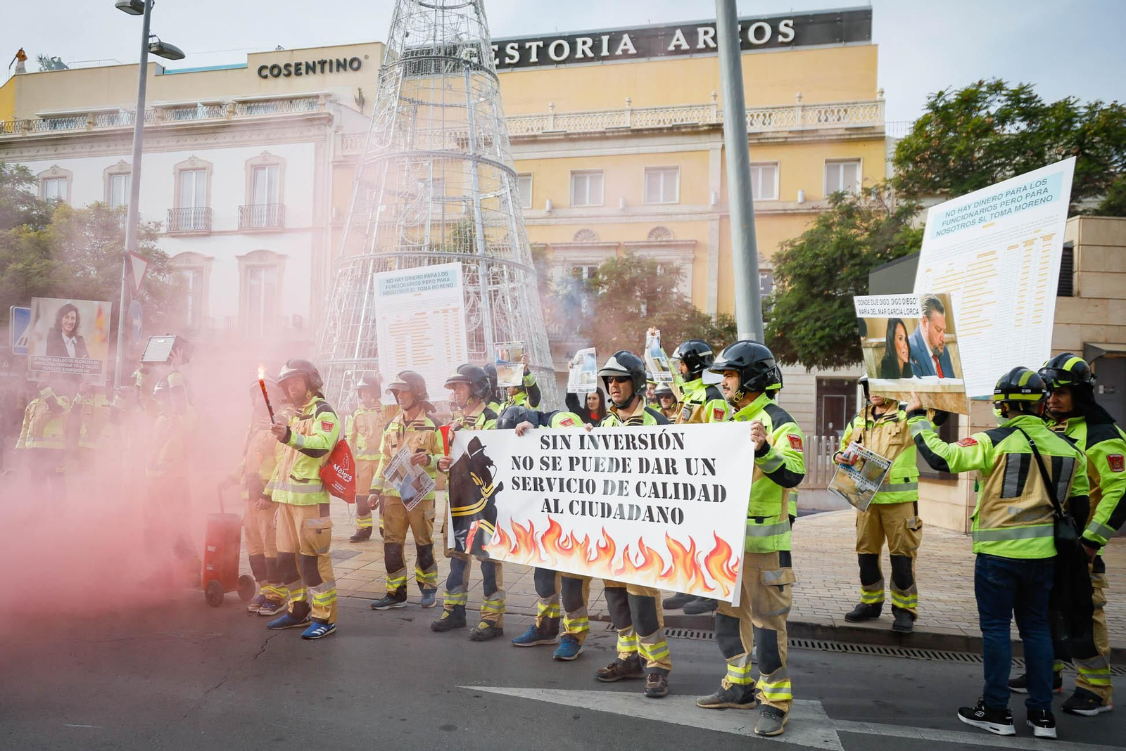 Imágenes de la manifestación de bomberos en Almería