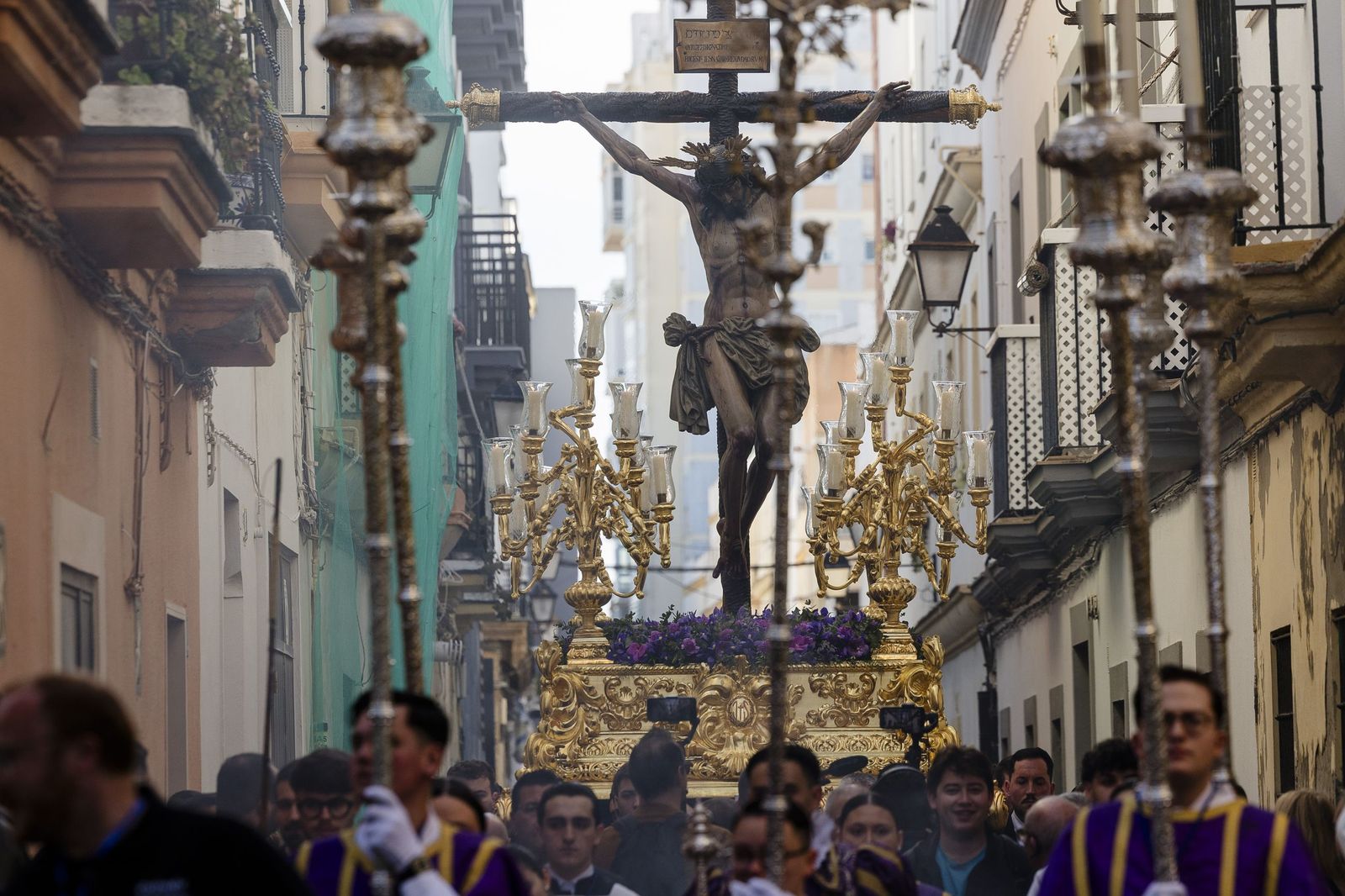 Las imágenes del vía crucis del Cristo de la Misericordia, de la hermandad de La Palma, a la Catedral