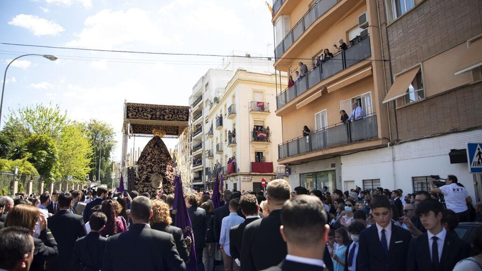 La banda de las Cigarreras acompañando a la Virgen de la Victoria