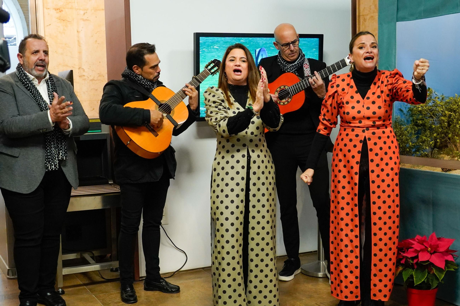 Imágenes de la inauguración del Belén y la XV&nbsp;Muestra de Dulces y Vinos Navideños de la provincia de Huelva en&nbsp;la&nbsp;Diputación