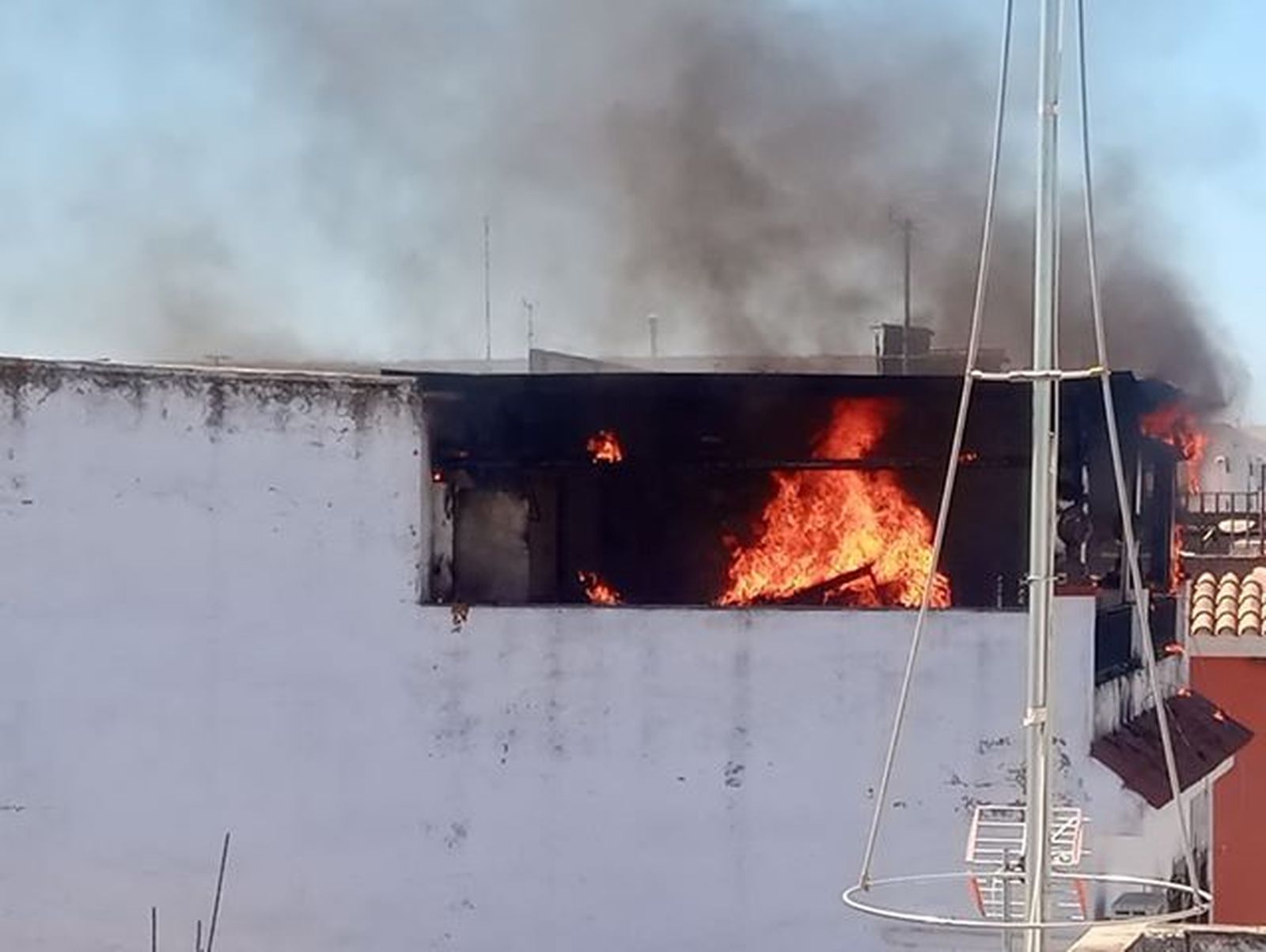 Fuego en la azotea de una vivienda de San José Obrero.