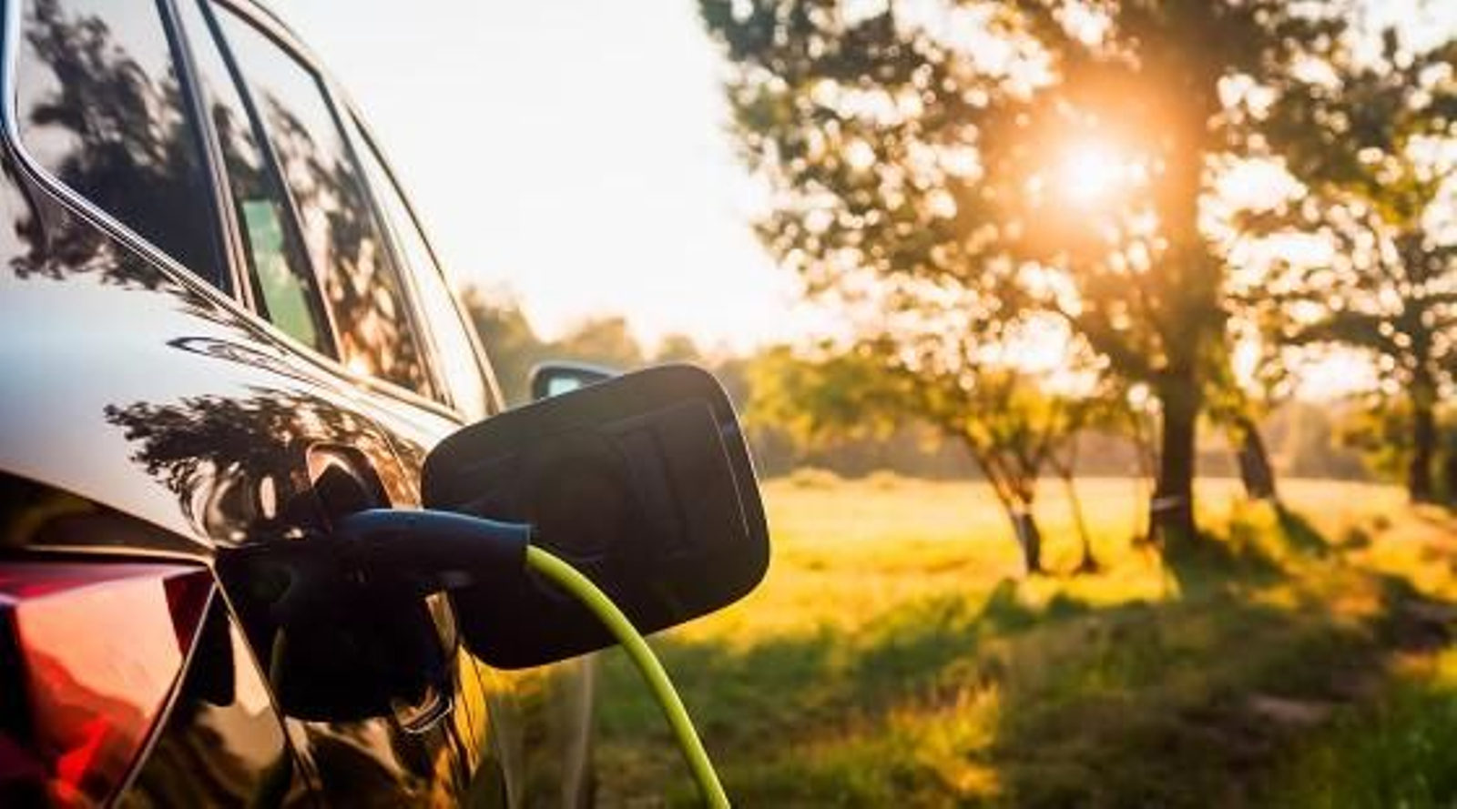 Vehículo eléctrico cargándose.