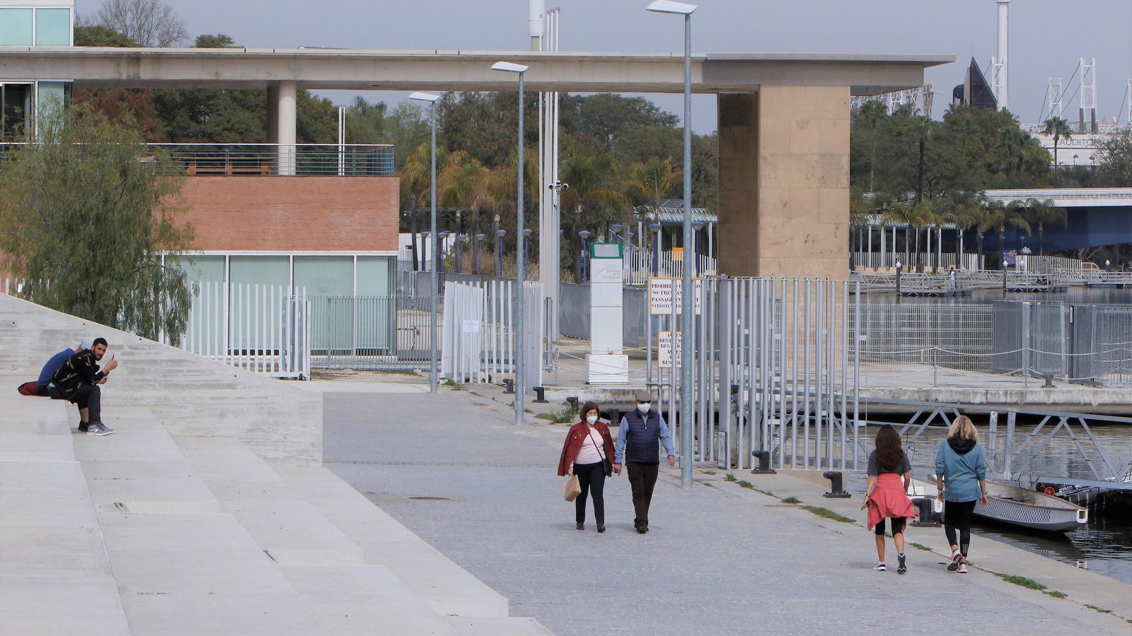 La valla abierta entre la Torre Schindler y el pabellón de la Navegación.