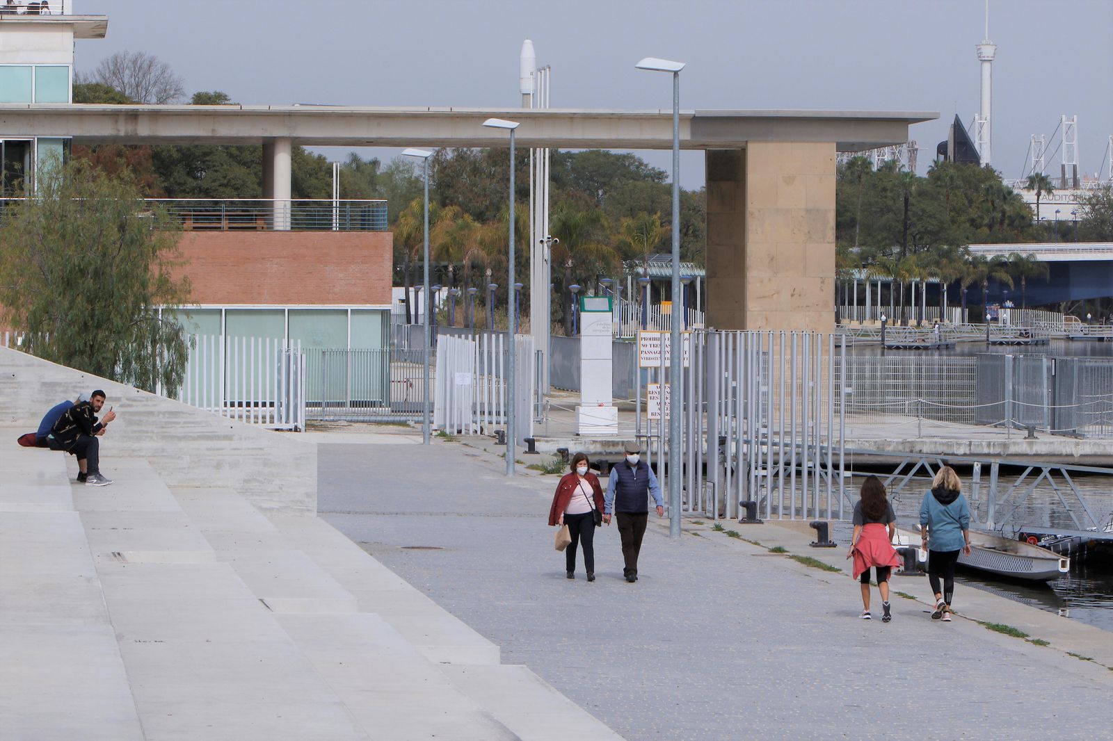 La valla abierta entre la Torre Schindler y el pabellón de la Navegación.