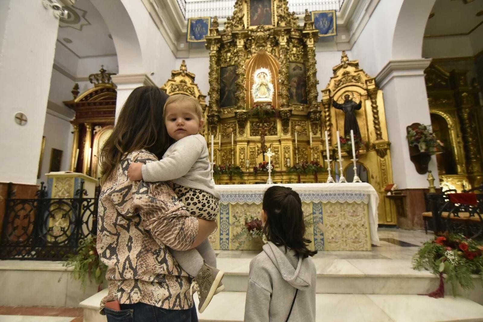 Una madre lleva a una niña ante la Inmaculada Concepción, este sábado.