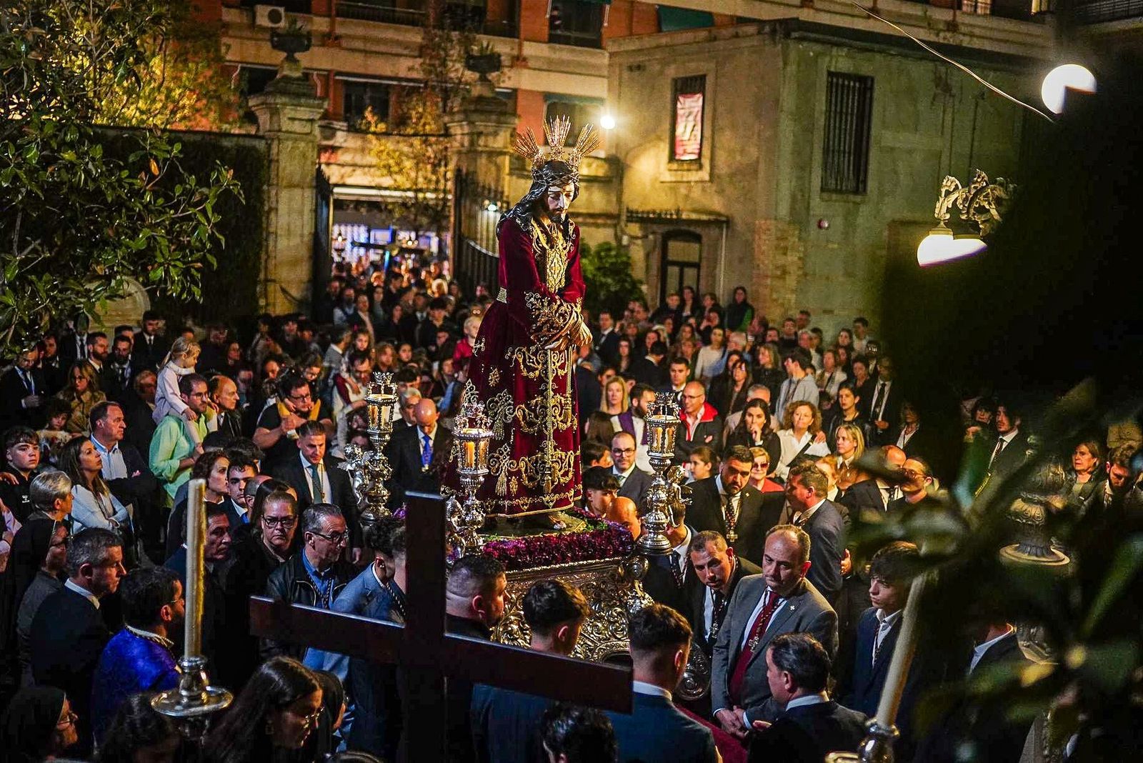 Los vía crucis y besapiés coronan las vísperas de la Semana Santa