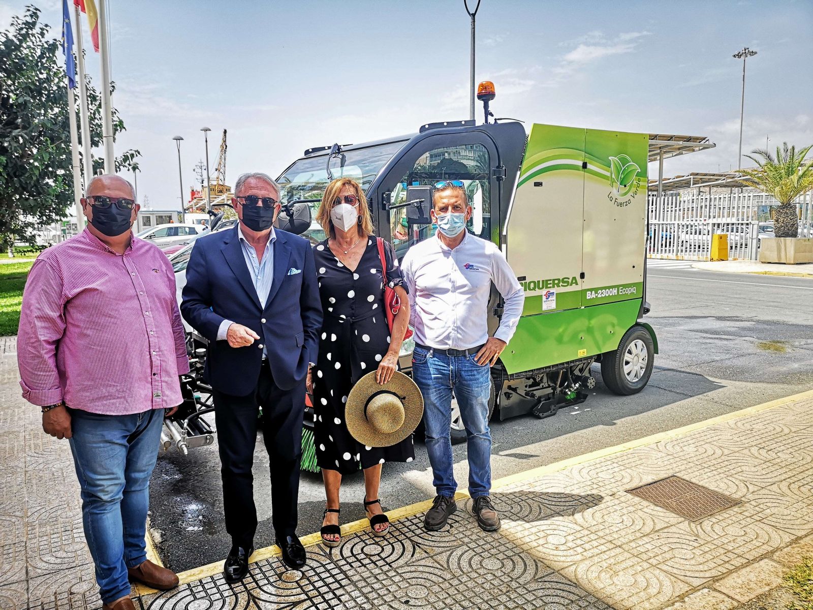 Entrega de la innovadora barredora diseñada por Piquersa.