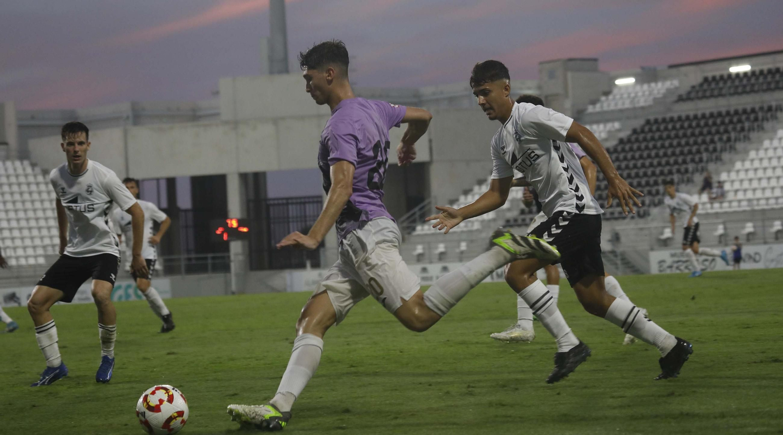 Las fotos del Balona - Estepona de pretemporada en el Ciudad de La Línea (1-1)