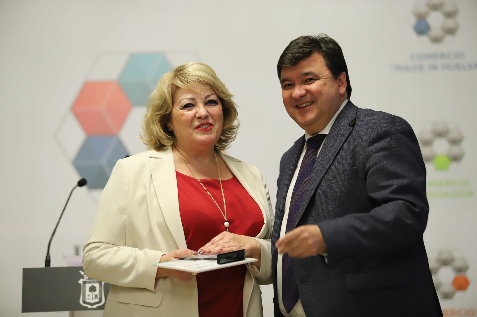 Imágenes de la entrega de los II Premios al Comercio de Huelva