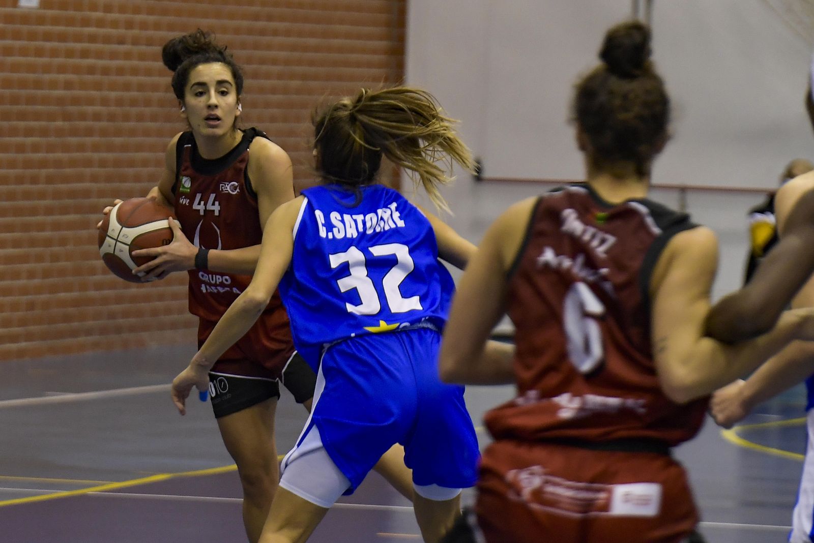 Judith Martín busca a una compañera a la que pasar el balón.