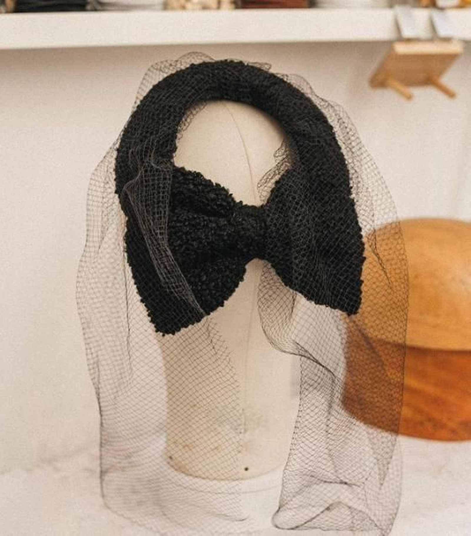 Así es el tocado de Cherubina que ha lucido la Reina Letizia en el funeral de Isabel II.