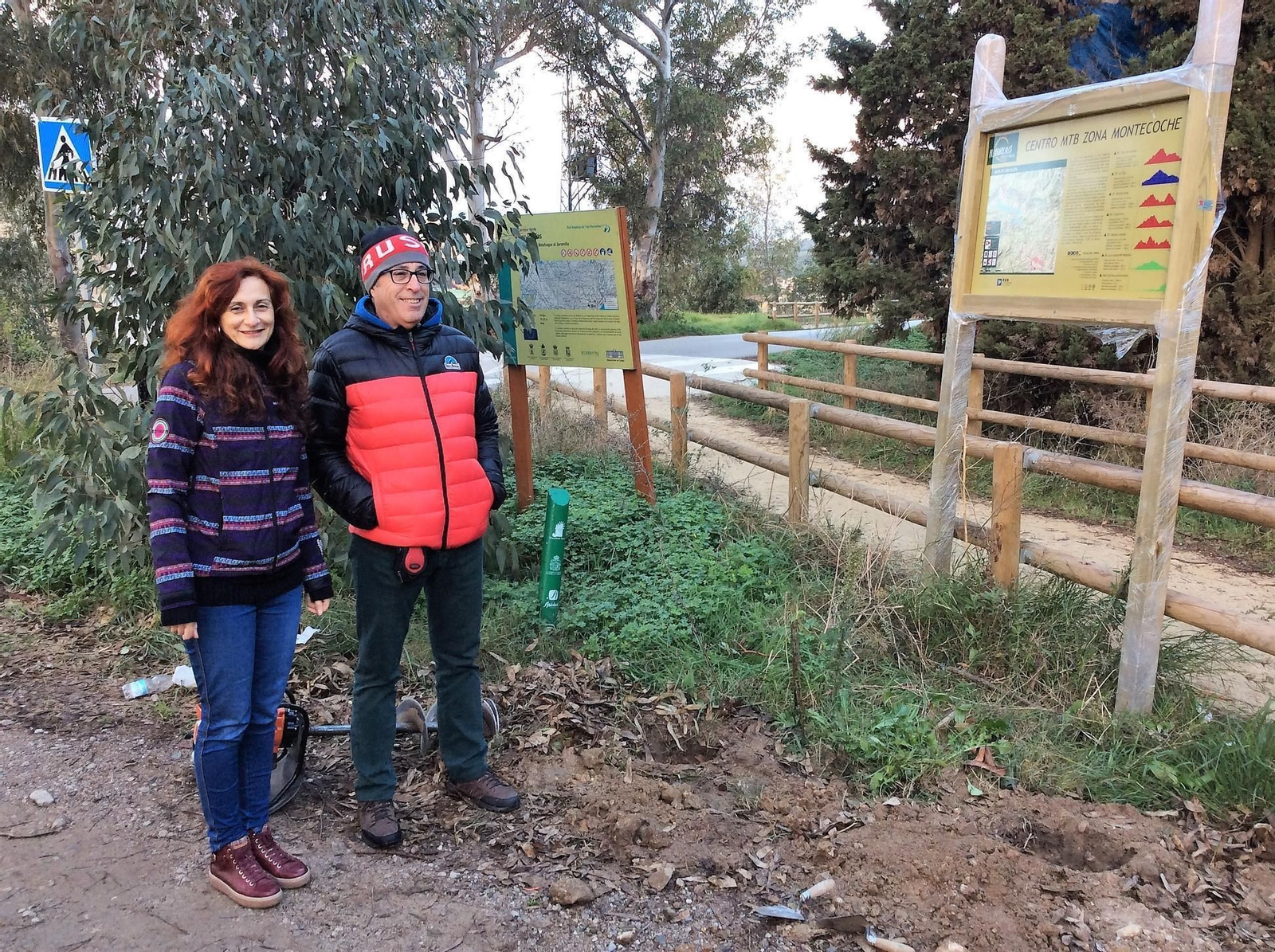 Isabel Calvente y Víctor Tarodo, junto a uno de los carteles.