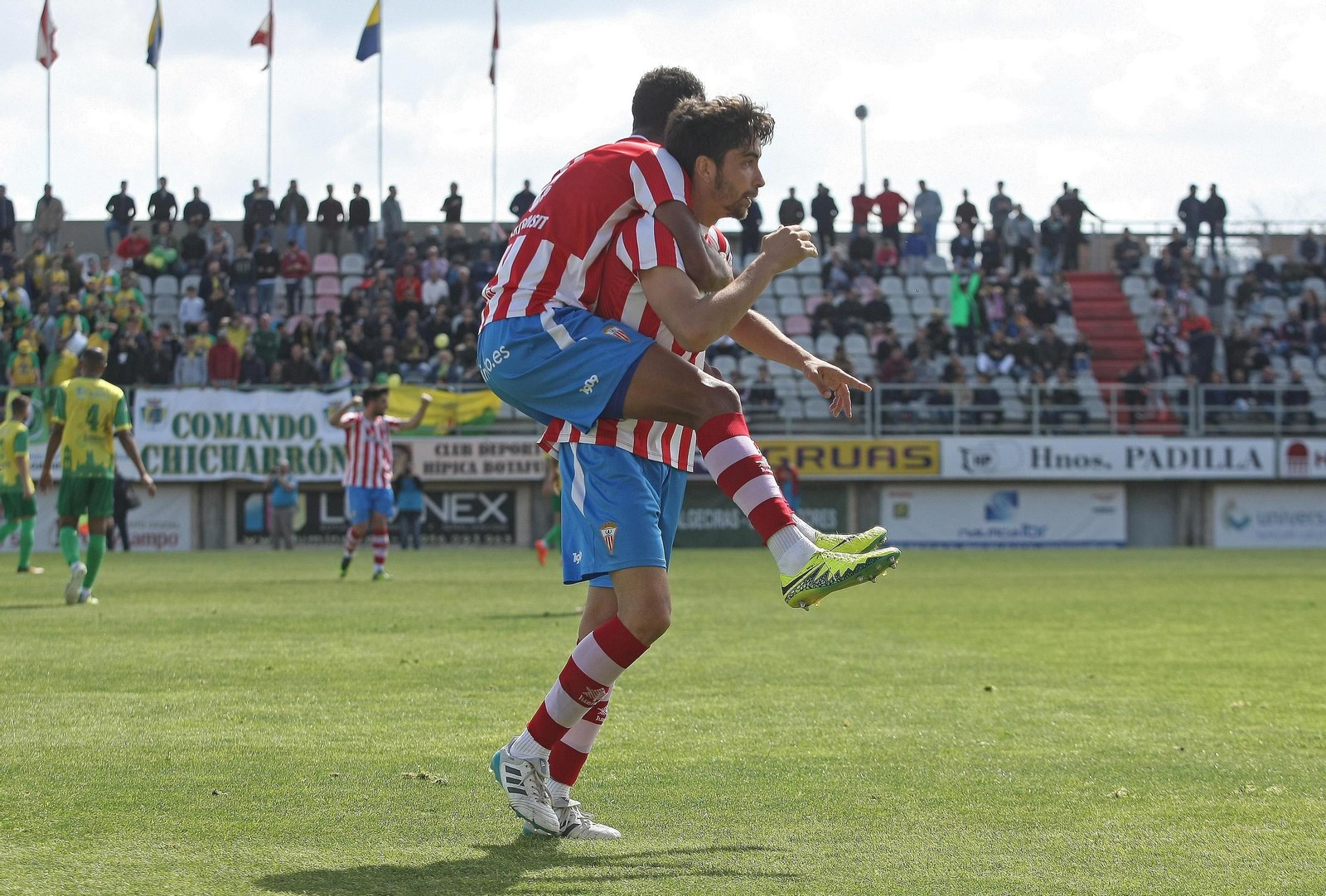 Albertito celebra uno de sus goles con el Algeciras.