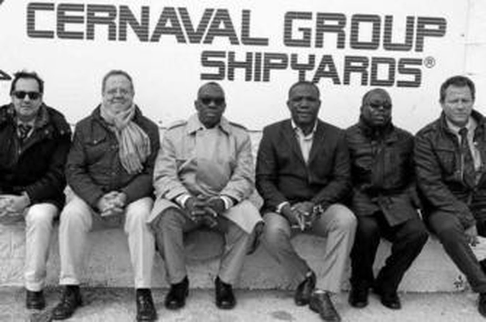 Los representantes de Cernaval Group junto a la delegación de Ghana.