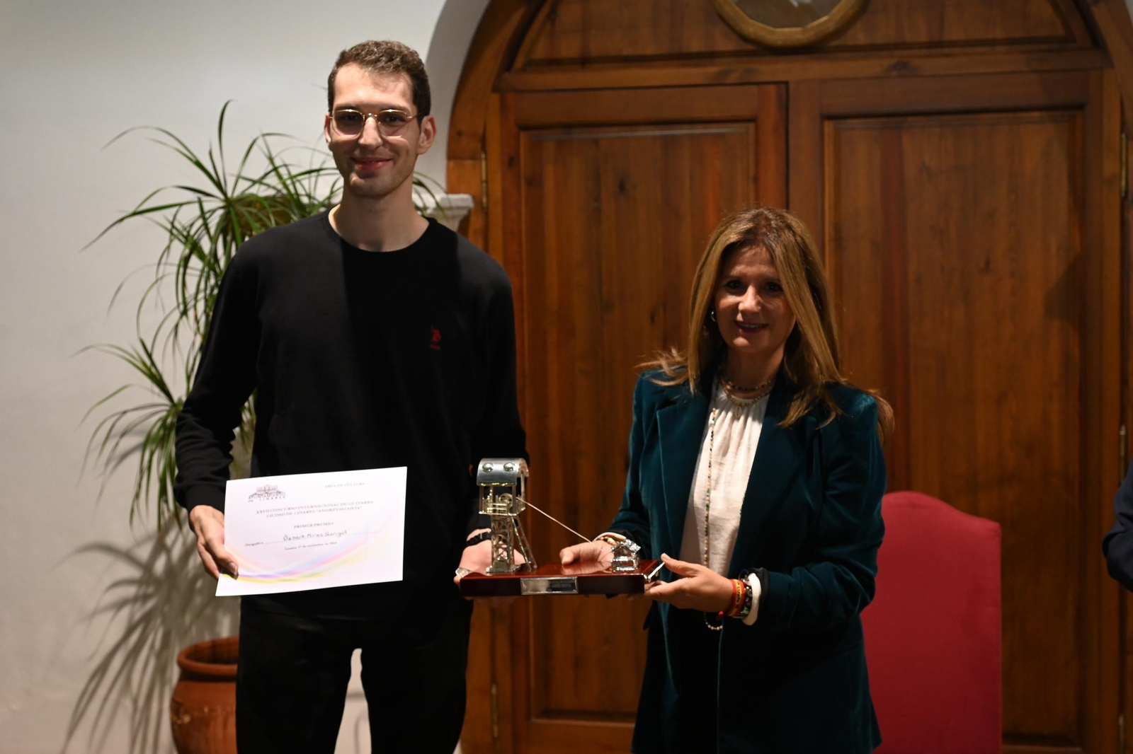 El turco Özberk Miraç Sarigül, ganador del concurso, con la alcaldesa de Linares.