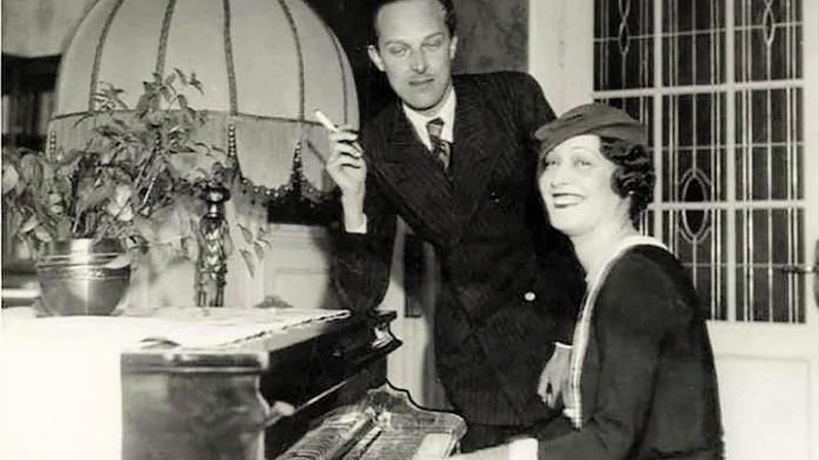 Alfonso de Borbón y Edelmira Sampedro en un hotel en Suiza