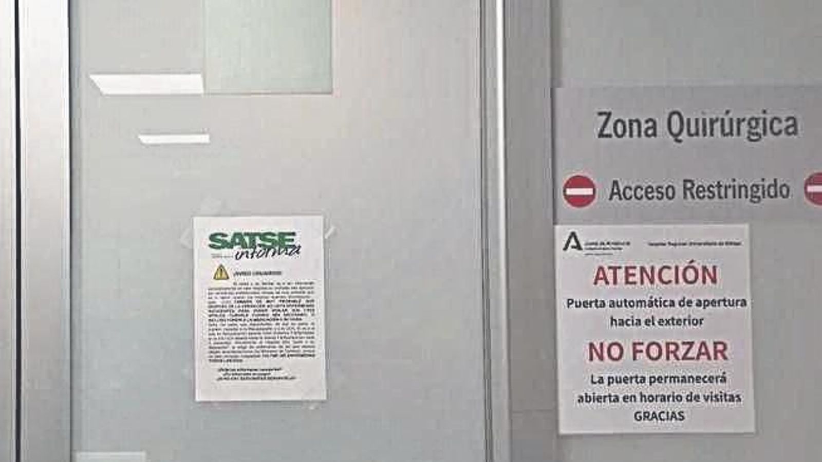Escrito en un quirófano del Regional colocado el otoño pasado en el que Satse advertía de la falta de personal.