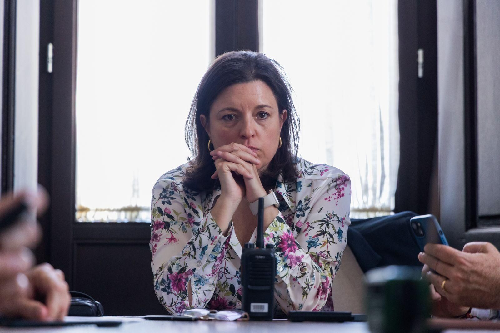 La alcaldesa de San Fernando, Patricia Cavada, durante una de las reuniones de coordinación mantenidas en el Ayuntamiento por el apagón