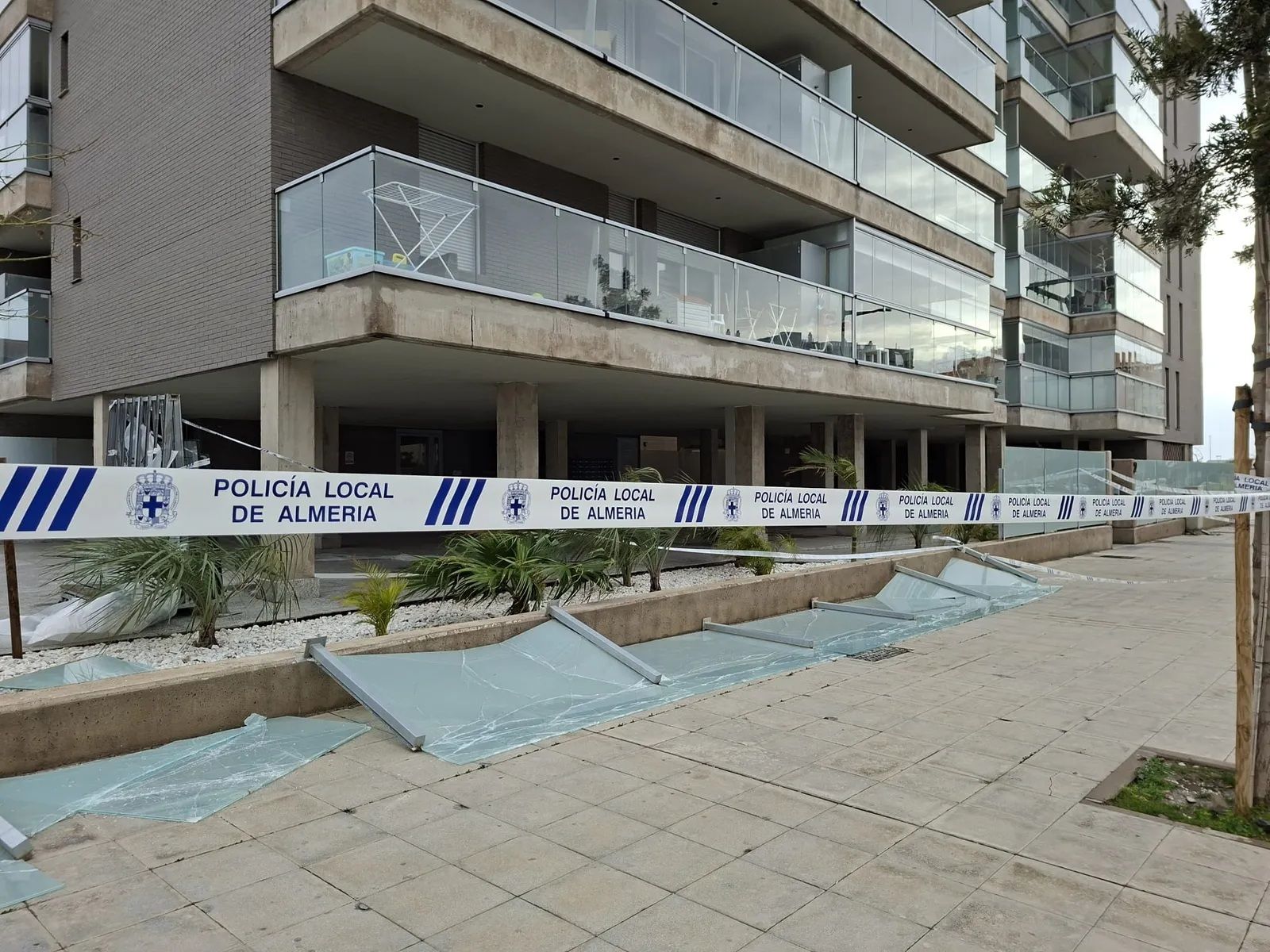 Una cristalera desplomada por el viento en un residencial de la Vega de Acá