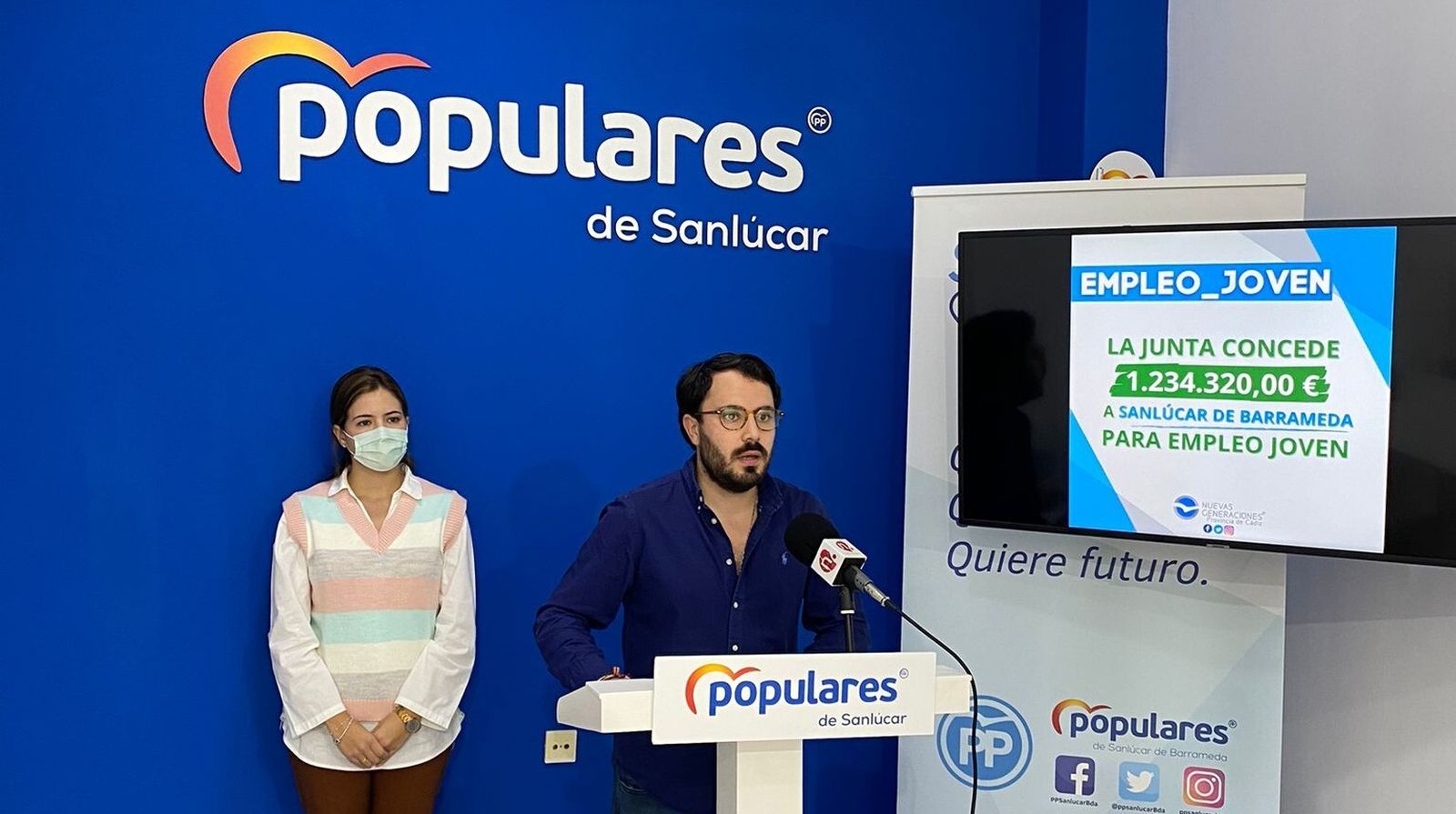 Responsables de Nuevas Generaciones del PP de Sanlúcar, explicando el nuevo plan de empleo de la Junta de Andalucía.