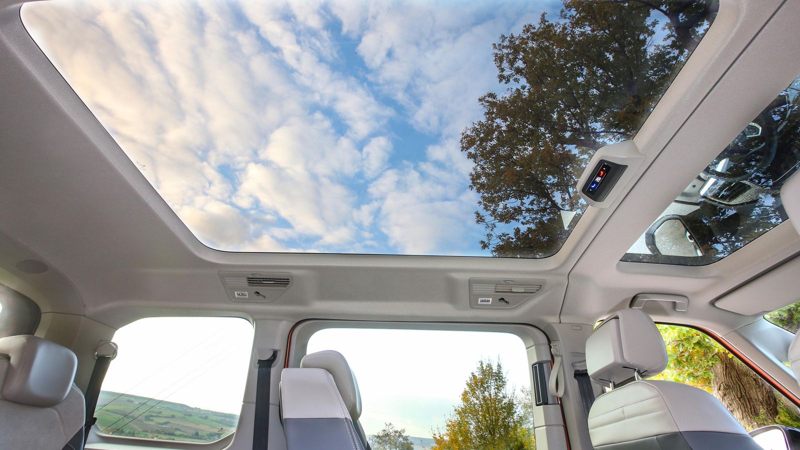 El techo solar panorámico se divide en dos partes para ofrecer una gran superficie acristalada.