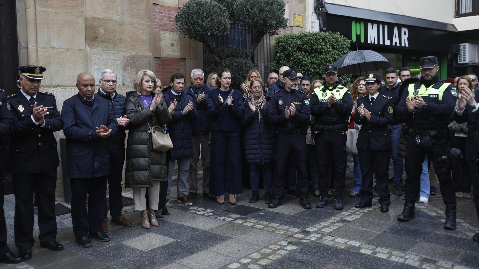 Las fotos de la concentración silenciosa por la muerte de dos guardias civiles en Barbate