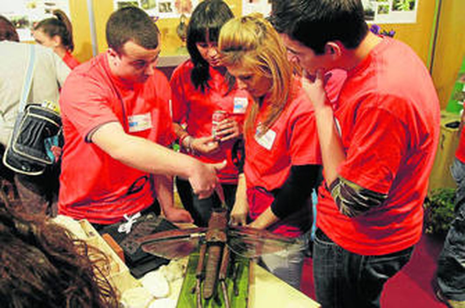 Unos alumnos durante una de las demostraciones científicas en la VIII Feria de la Ciencia.