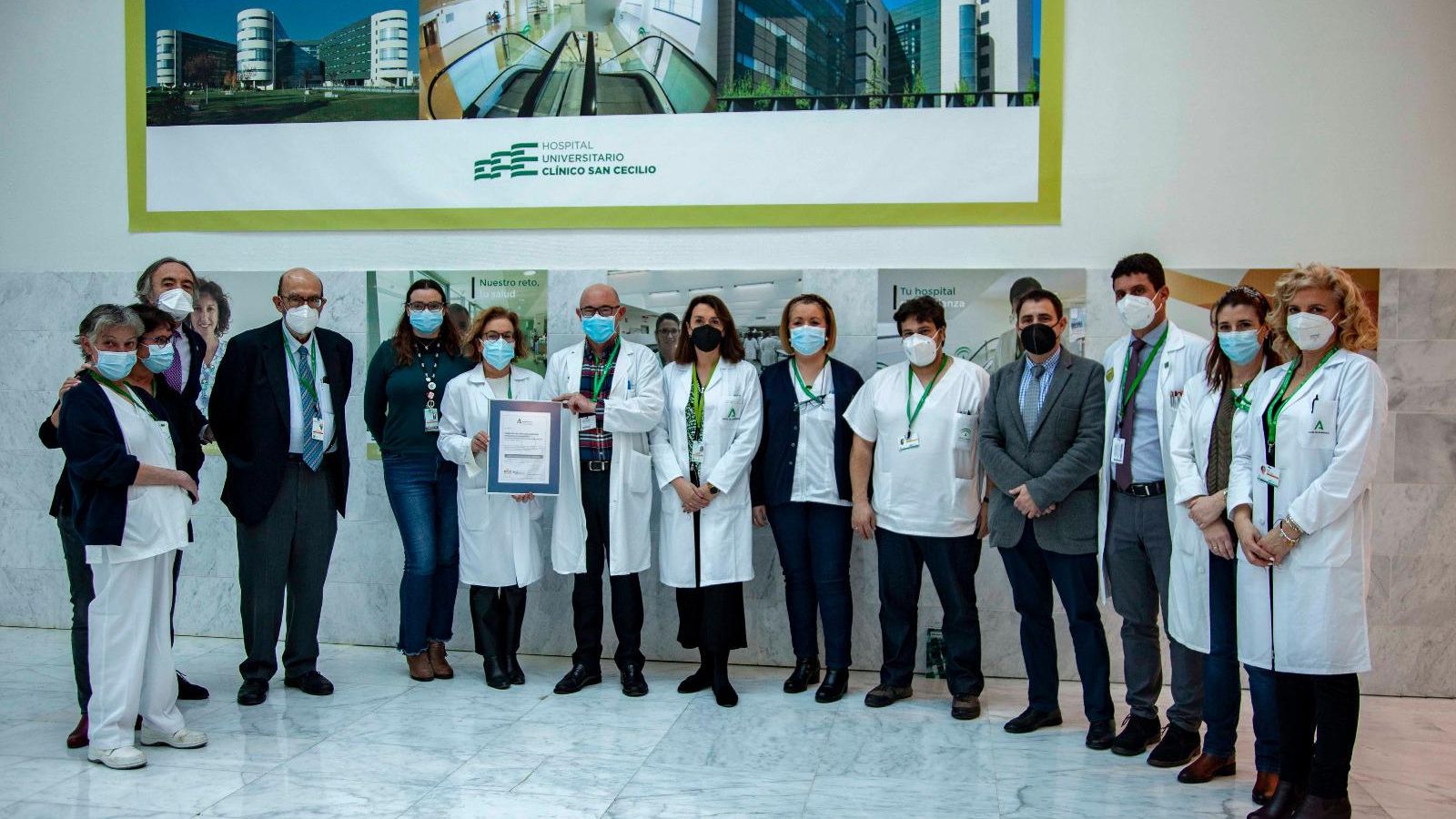 Entrega de la certificación al equipo Anatomía del Clínico. Entrega de la certificación al equipo Anatomía del Clínico.