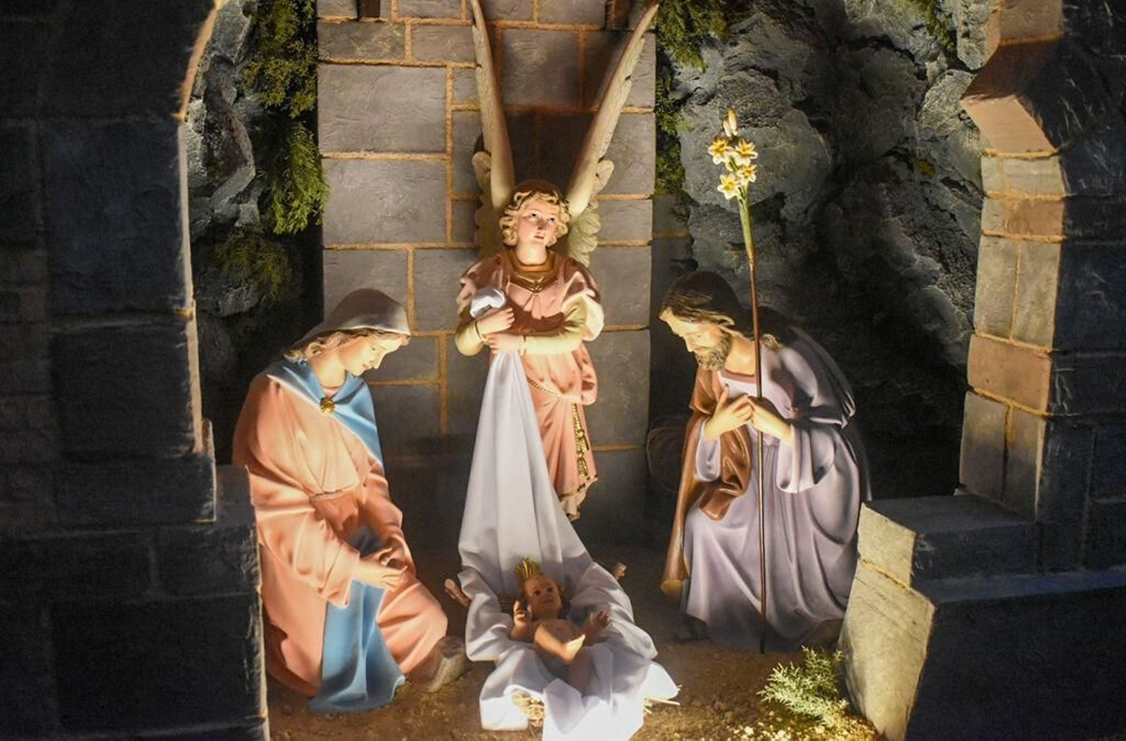 Tercer premio de Nacimientos Tradicionales Entidades: Cofradía Nuestra Señora de las Angustias y San Nicolás de Bari, c/ Isabel la Católica 24 Capilla del Caminito: Laborables:17-19:30 horas. Festivos: 10-12 horas