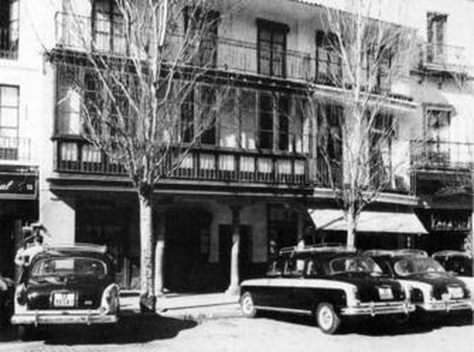 1. Grabado general de la Plaza del Salvador con la fisonomía que tenía a mediados del siglo XIX, donde se aprecian los dos niveles existentes entre la zona central y su franja perimetral, probablemente procedentes del diseño del arquitecto Balbino Marrón. 2. Los soportales, único resto de la plaza antigua, en una imagen tomada en 1950 con taxis aparcados.