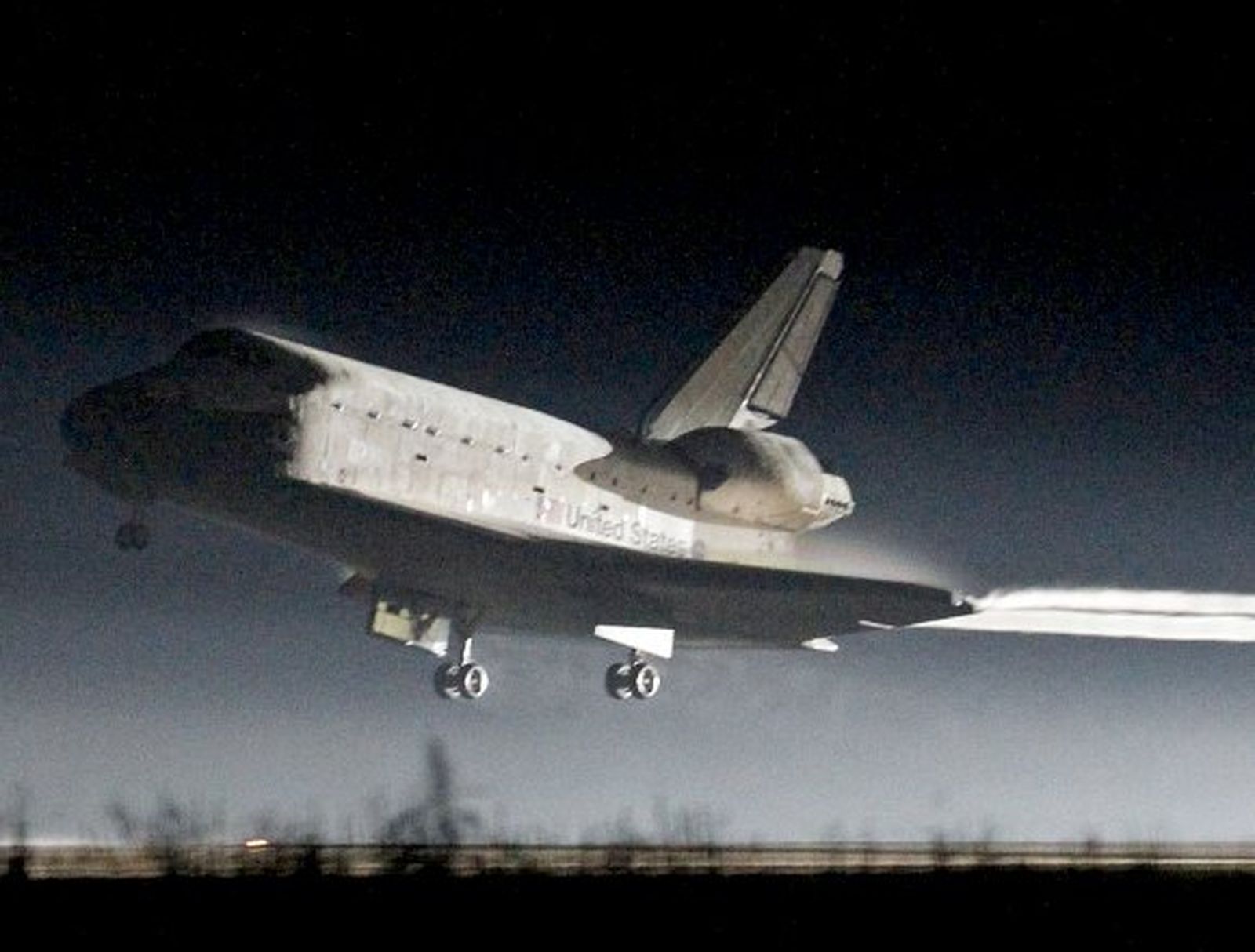 El 'Atlantis' aterriza y pone fin a la era de los transbordadores