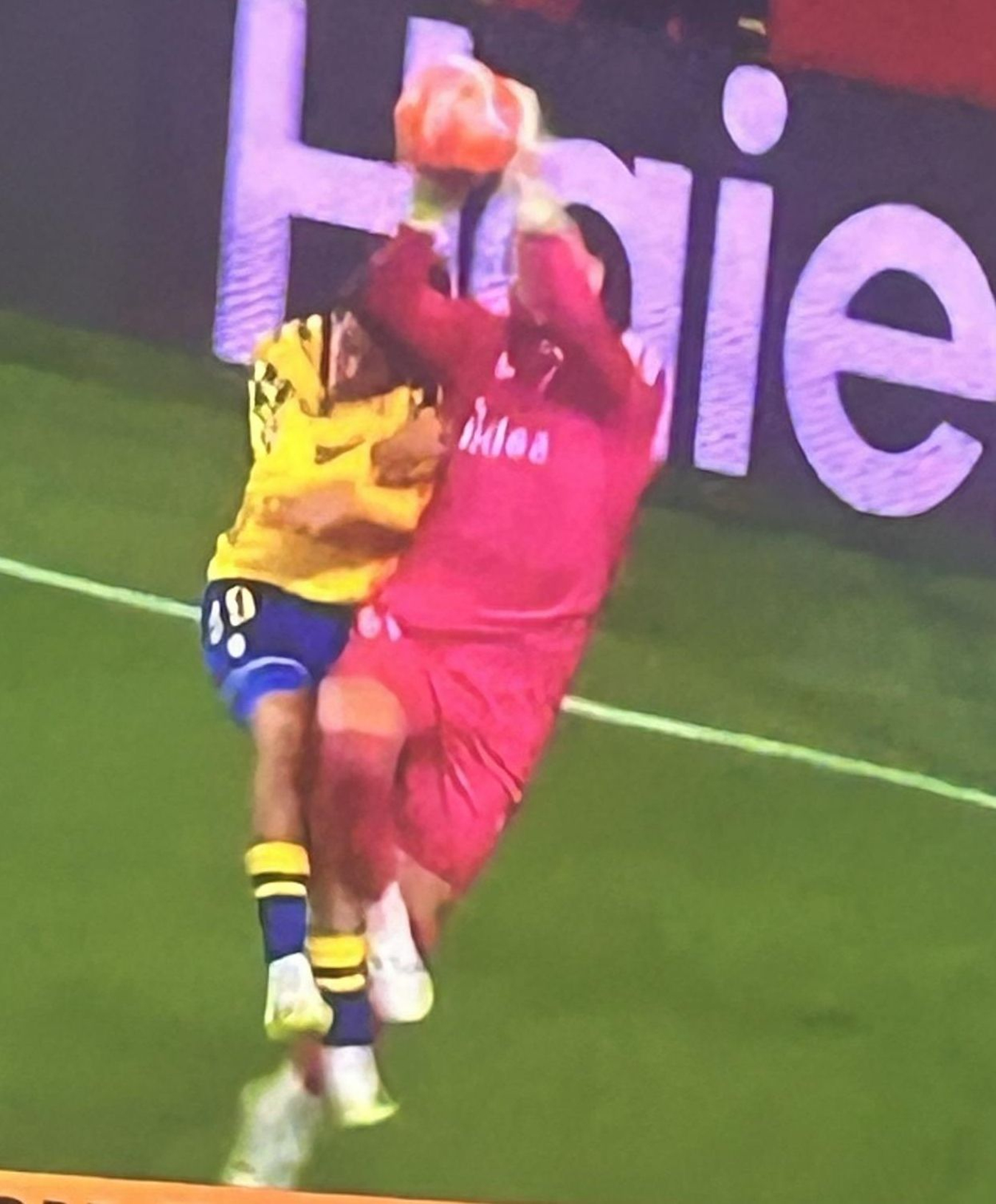 Marc Cardona carga contra Nyland cuando éste ya tiene en sus manos el balón.