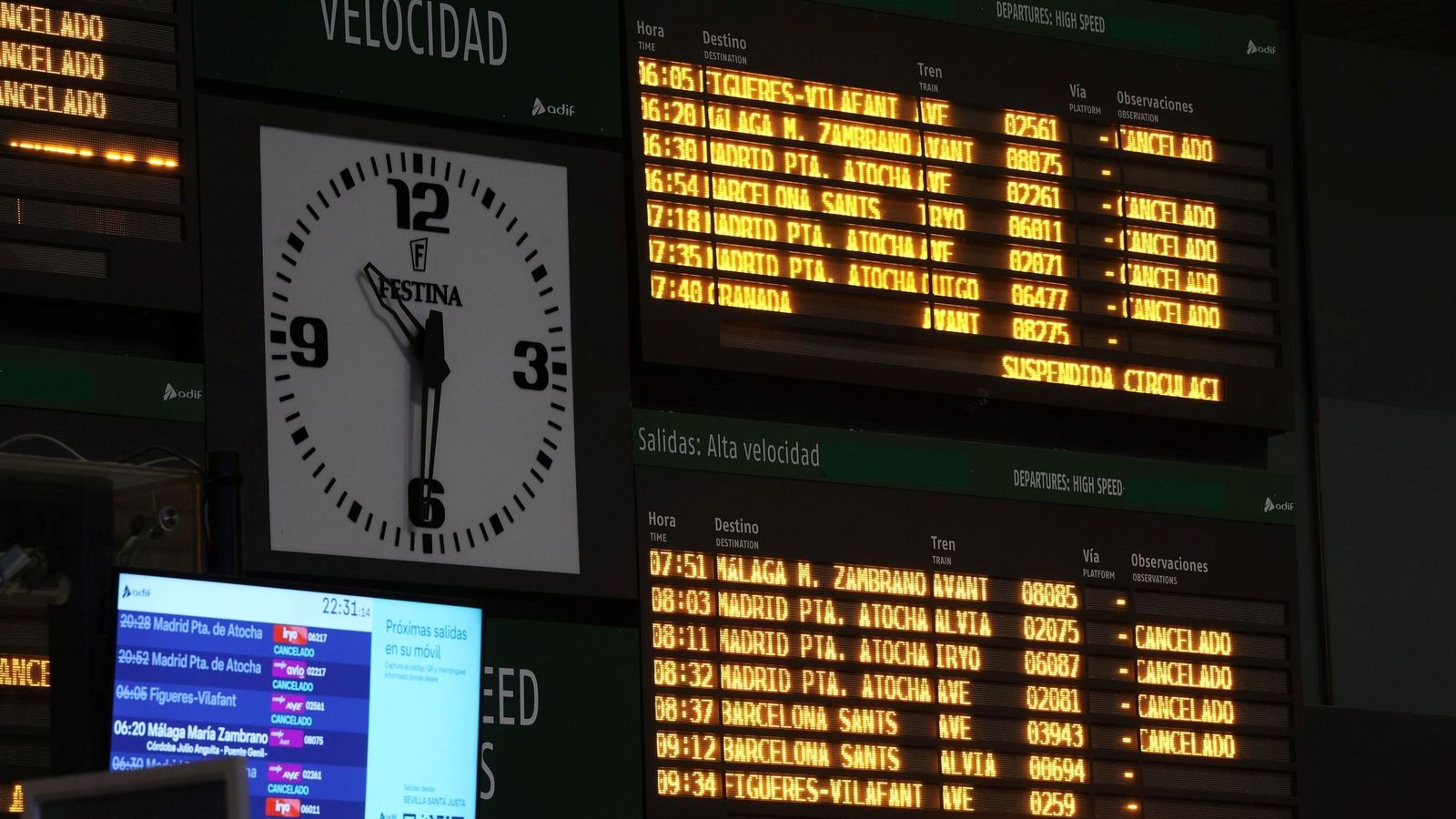 Las pantallas de la estación de Santa Justa indican la suspensión de los trenes de alta velocidad tras el accidente.