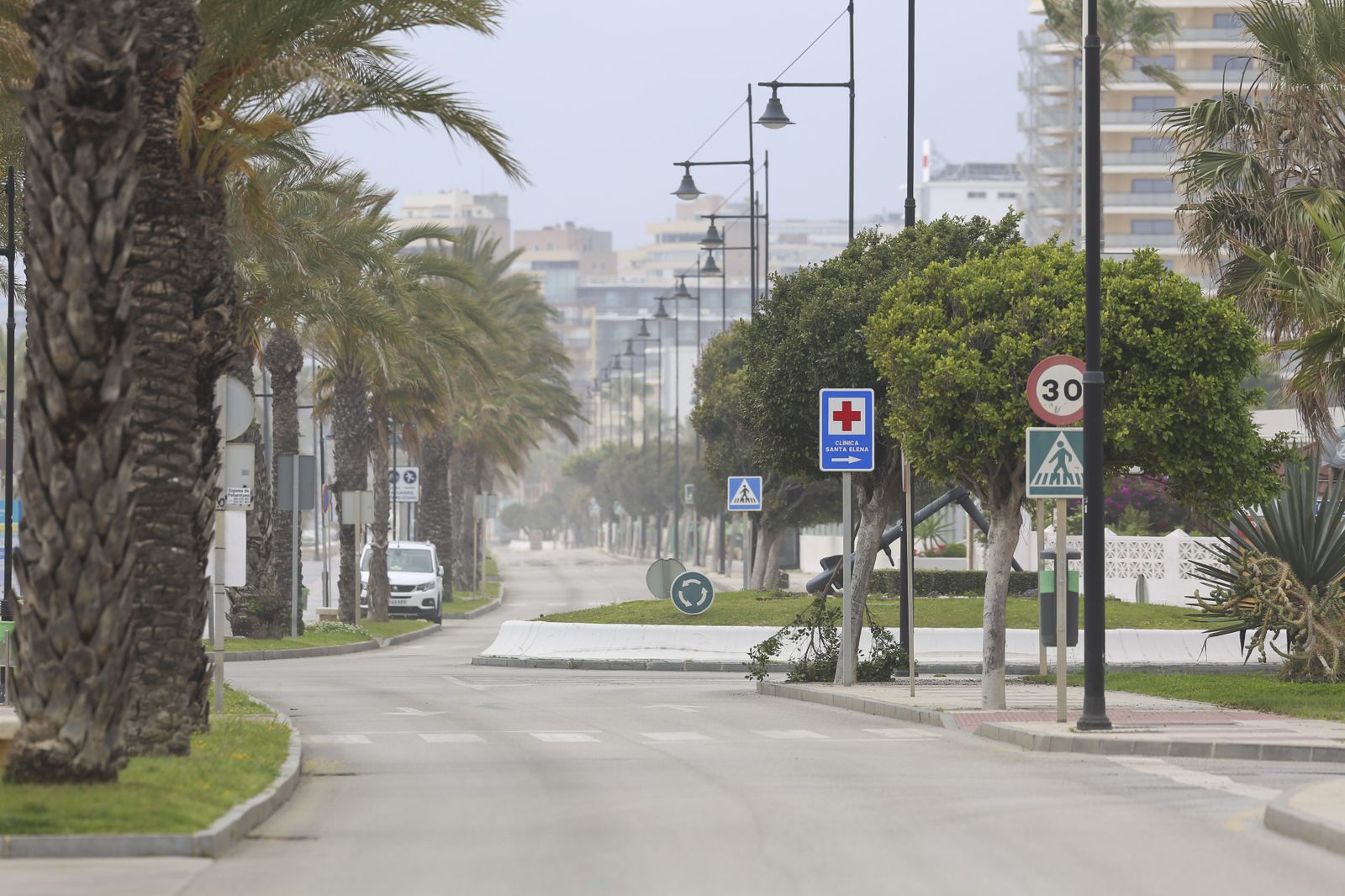 Playas cerradas en Torremolinos, la imagen del coronavirus en Málaga