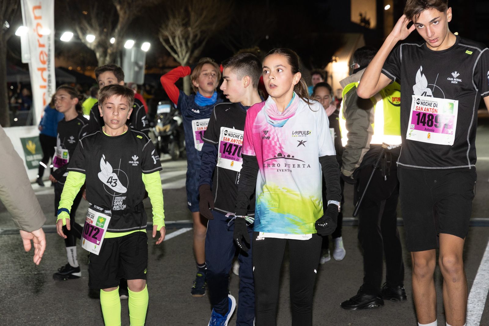 En imágenes: 2.000 atletas brillan con luz propia en la infantil de la Carrera de San Antón 2026